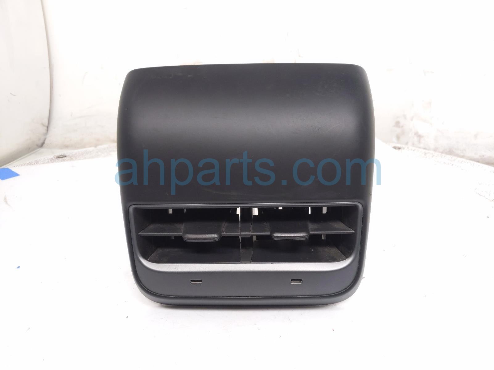 Tesla REAR CONSOLE TRIM W/VENT USB -BLK