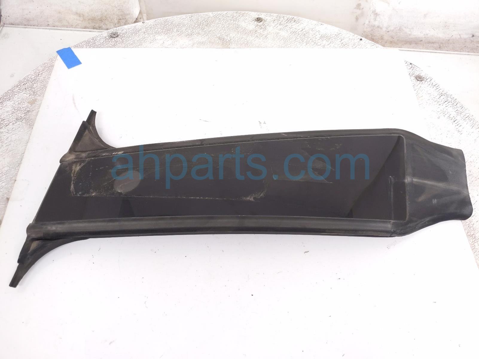 Tesla RH B-PILLAR GLASS W/CAMERA