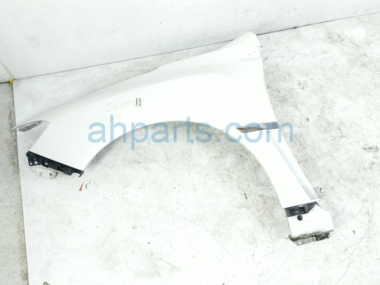 Subaru LH FENDER - WHITE