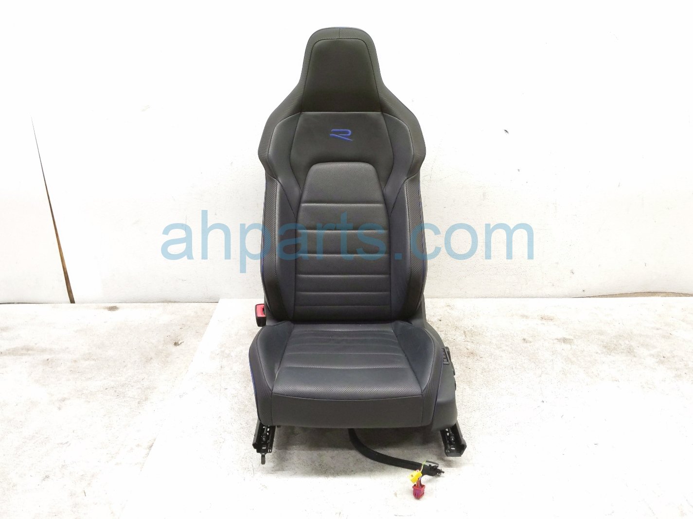 $1200 Volkswagen FR/LH SEAT - BLACK - W/ AIRBAG