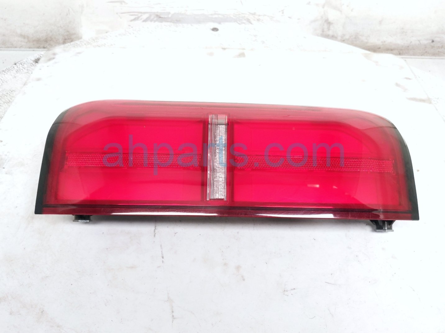 Toyota LH TAIL LAMP (ON BODY)