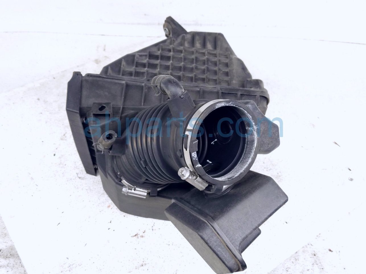 Kia AIR CLEANER INTAKE BOX W/HOSE -3.8L Kia AIR CLEANER INTAKE BOX W/HOSE -3.8L
