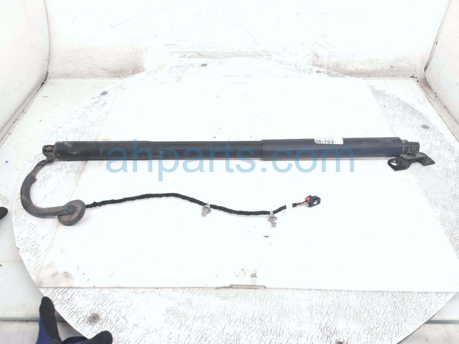 2022 Chevy Tahoe Rear Tail Window Regulator Driver Power Liftgate Strut Actuator 86594923 Replacement 2022 Chevy Tahoe Rear Tail Window Regulator Driver Power Liftgate Strut Actuator 86594923 Replacement thumbnail