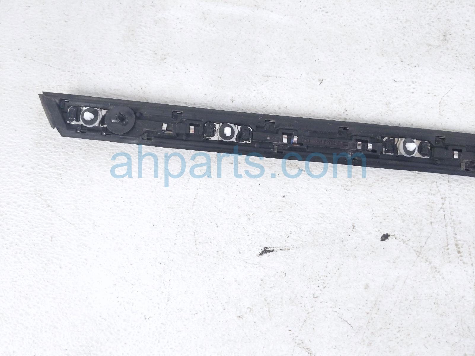 2022 Chevy Tahoe Rear Passenger Door Window Molding gry 86810261 Replacement 2022 Chevy Tahoe Rear Passenger Door Window Molding gry 86810261 Replacement thumbnail