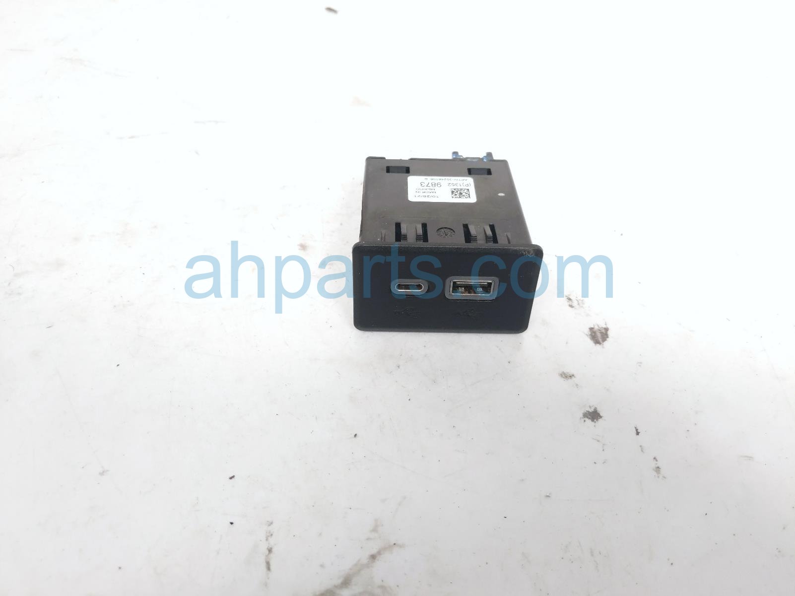2022 Chevy Tahoe Usb Media Interface Hub 13558185 Replacement 2022 Chevy Tahoe Usb Media Interface Hub 13558185 Replacement thumbnail