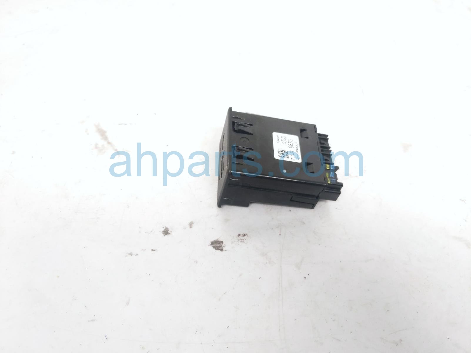 2022 Chevy Tahoe Usb Media Interface Hub 13558185 Replacement 2022 Chevy Tahoe Usb Media Interface Hub 13558185 Replacement thumbnail