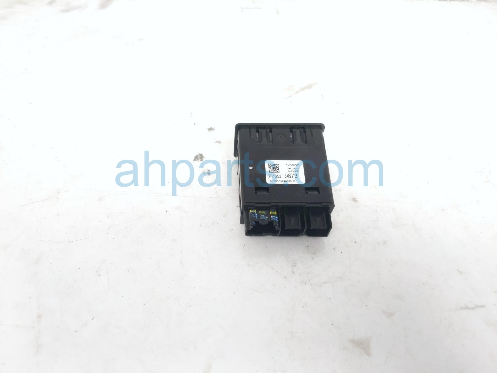 2022 Chevy Tahoe Usb Media Interface Hub 13558185 Replacement 2022 Chevy Tahoe Usb Media Interface Hub 13558185 Replacement thumbnail