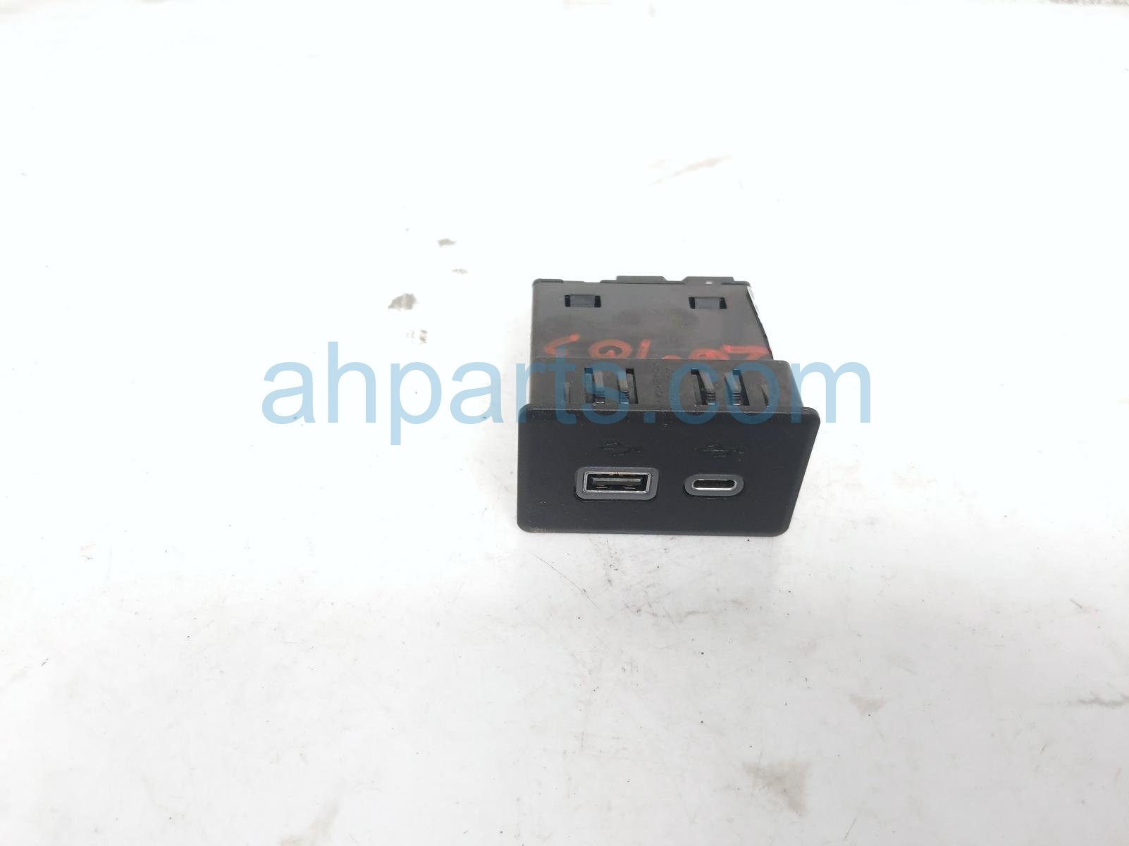 2022 Chevy Tahoe Usb Media Interface Hub 13558185 Replacement 2022 Chevy Tahoe Usb Media Interface Hub 13558185 Replacement thumbnail