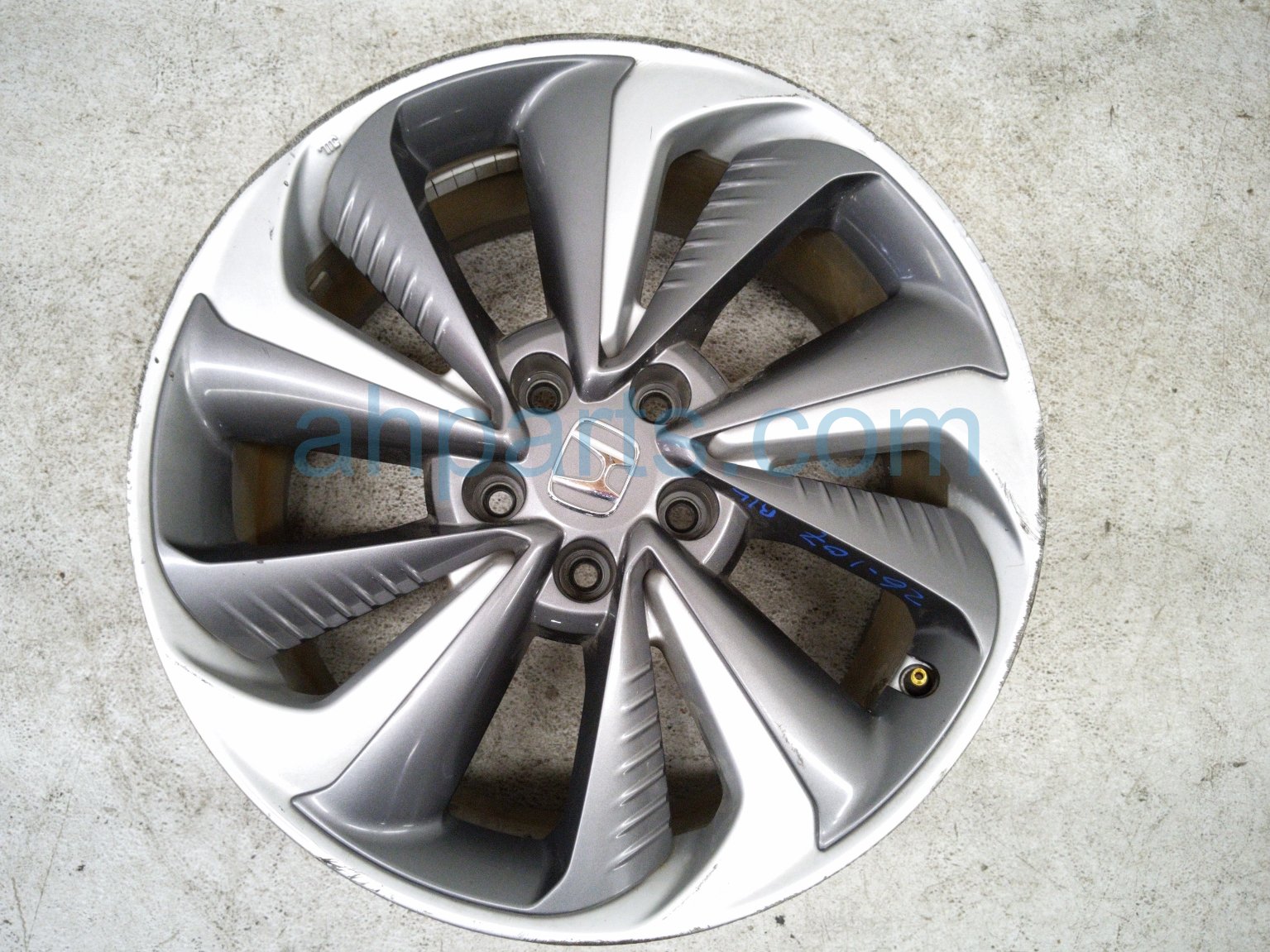 Honda RR/LH WHEEL / RIM - SOME CURB