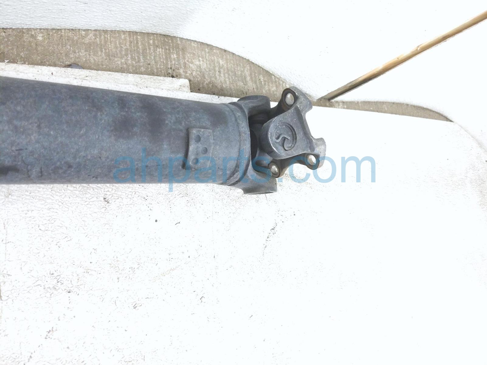 2019 Toyota Tacoma Rear Propeller Drive Shaft 4x4 37100 04440 Replacement 2019 Toyota Tacoma Rear Propeller Drive Shaft 4x4 37100 04440 Replacement thumbnail