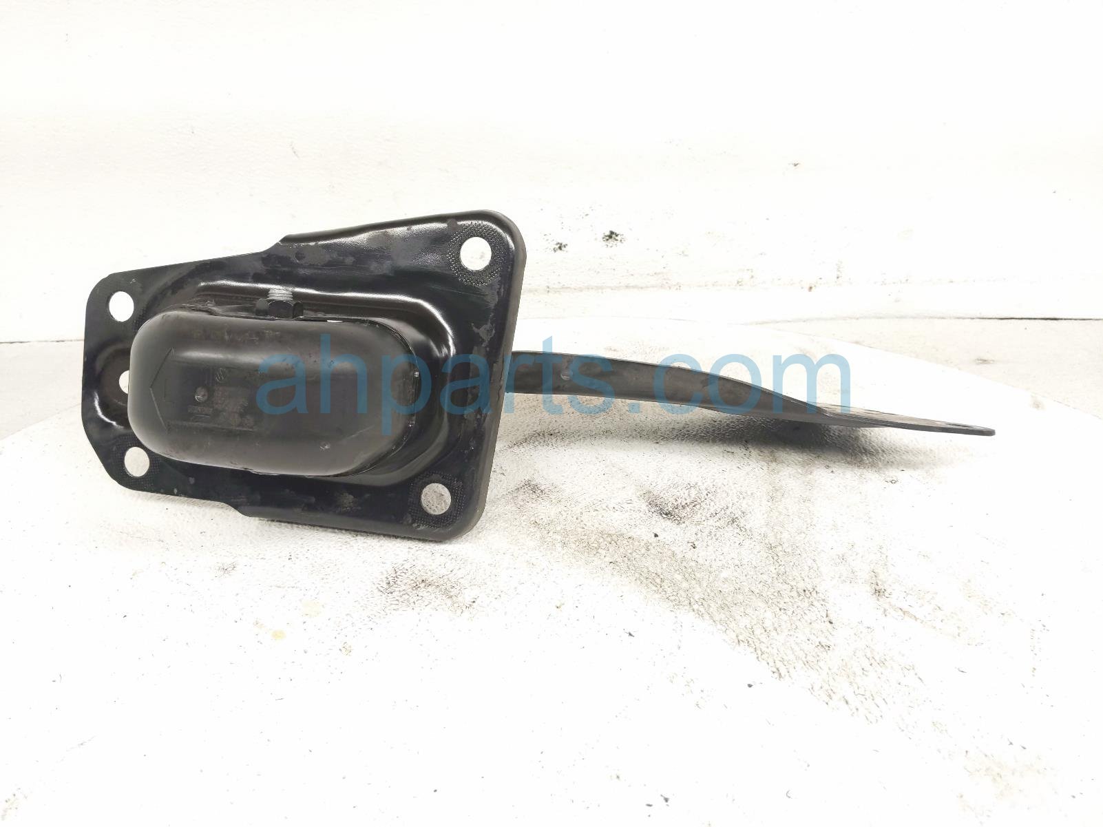 2023 Audi A3 Audi Rear Driver Trailing Lower Control Arm 5Q0 505 223 D Replacement 2023 Audi A3 Audi Rear Driver Trailing Lower Control Arm 5Q0 505 223 D Replacement thumbnail
