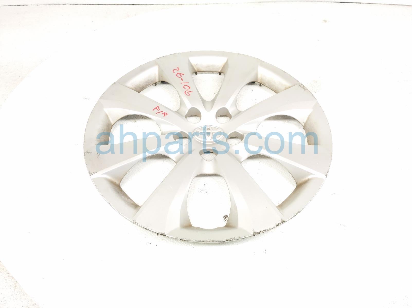 Toyota FR/RH HUB CAP / WHEEL COVER