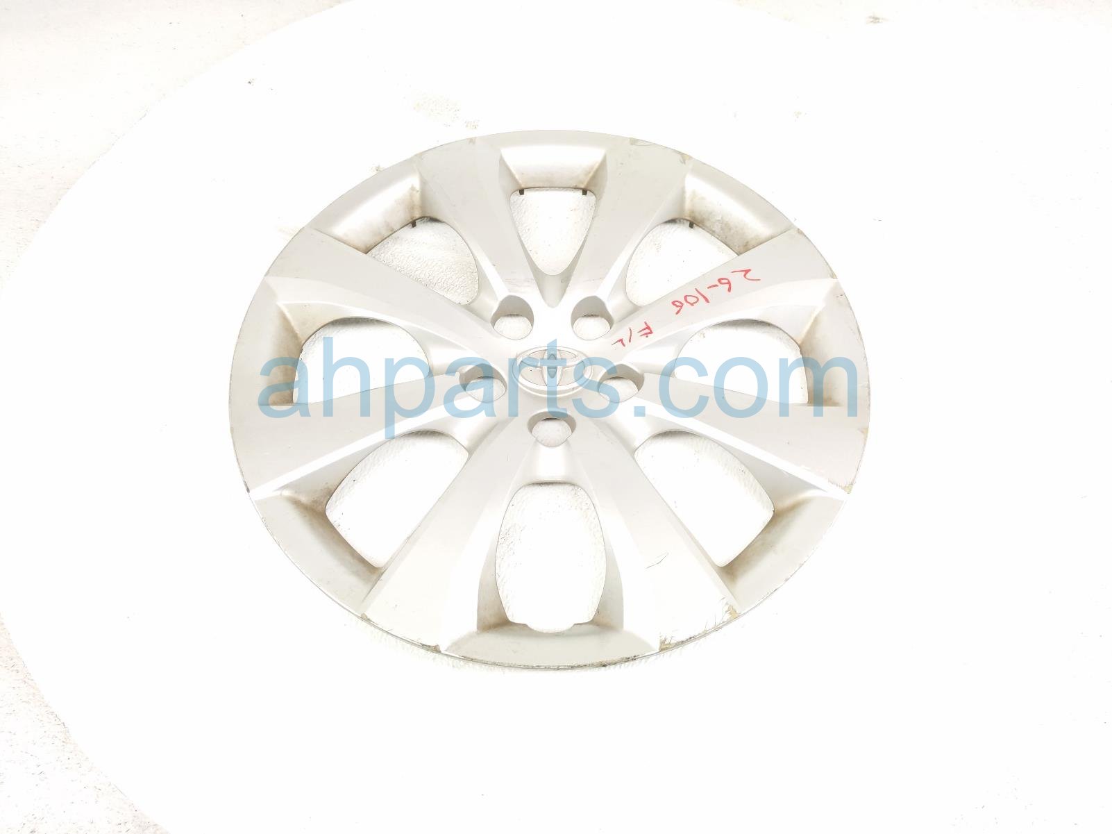 Toyota FR/LH HUB CAP / WHEEL COVER