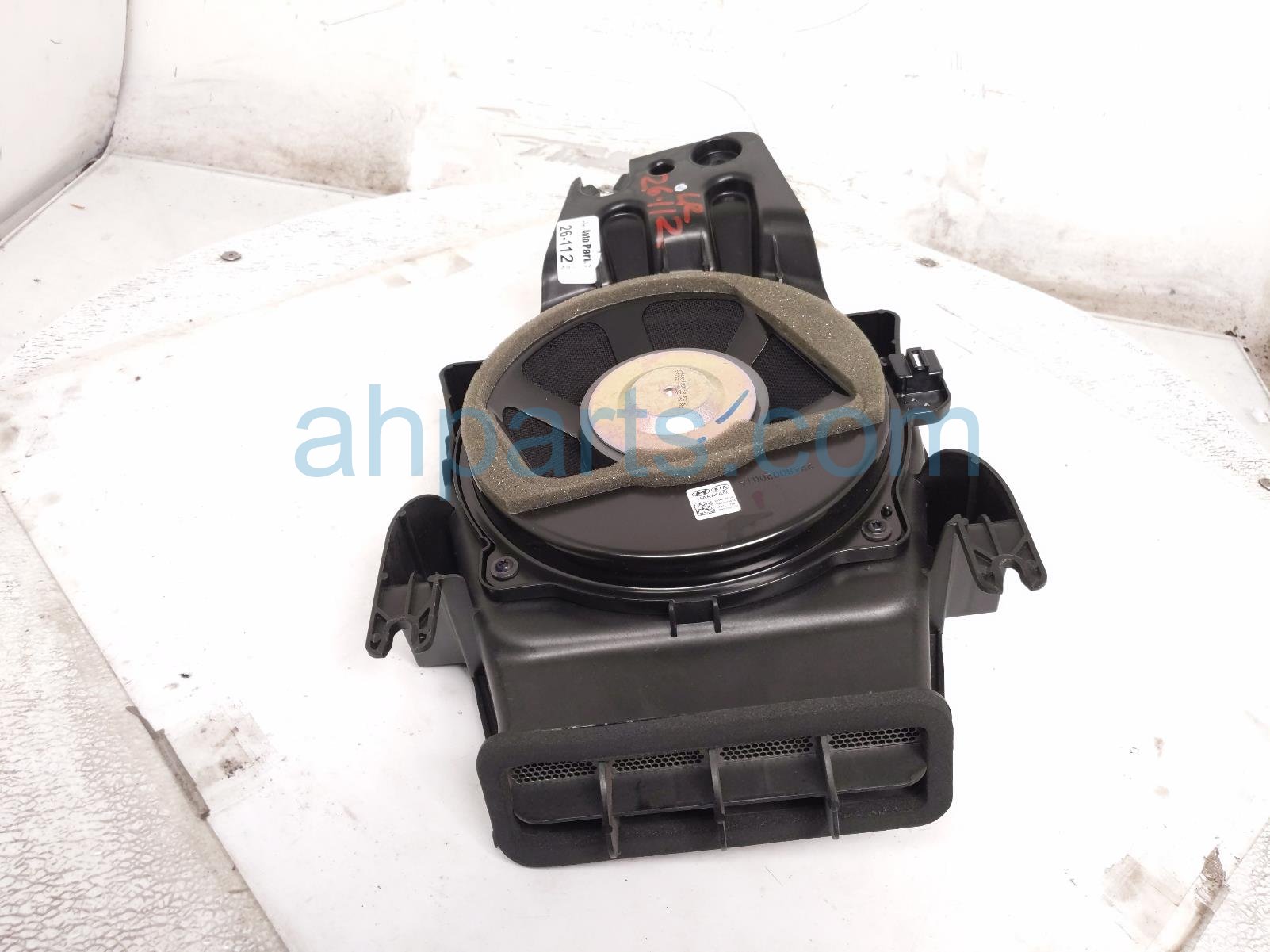 Kia RR/LH SUBWOOFER SPEAKER ASSY