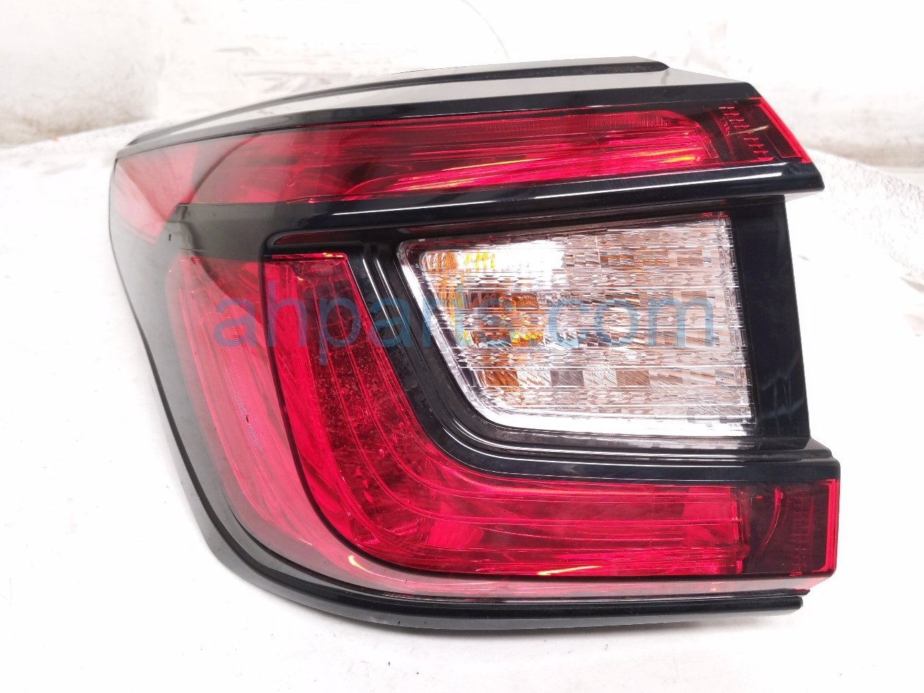 Subaru LH TAIL LAMP (ON BODY)