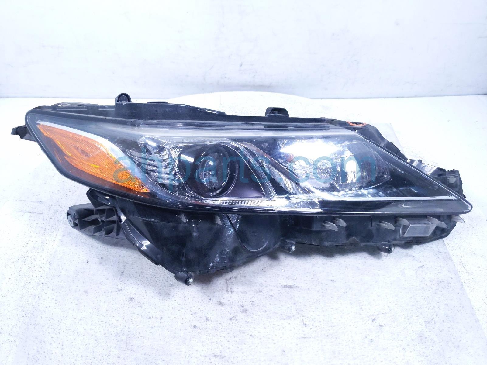 Toyota RH HEADLAMP / LIGHT