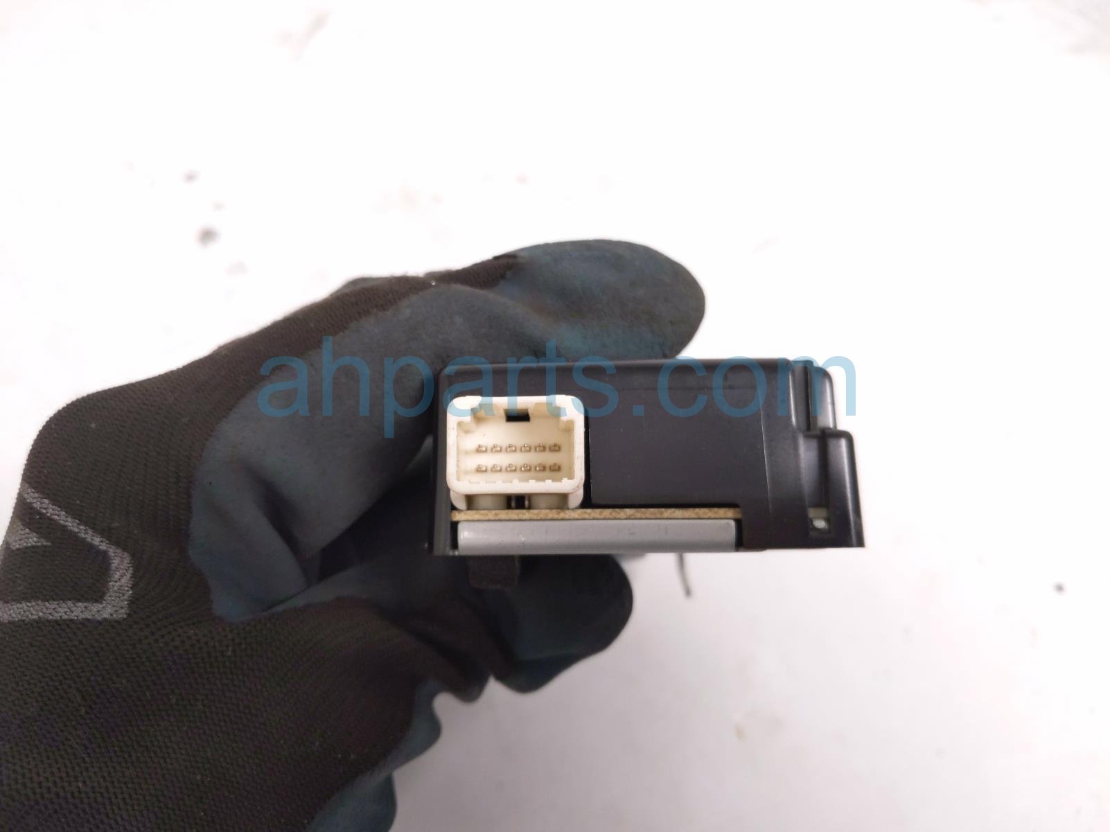 2020 Toyota Camry Keys & Tpms Receiver Rear Passenger 897B0 06101 Replacement 2020 Toyota Camry Keys & Tpms Receiver Rear Passenger 897B0 06101 Replacement thumbnail