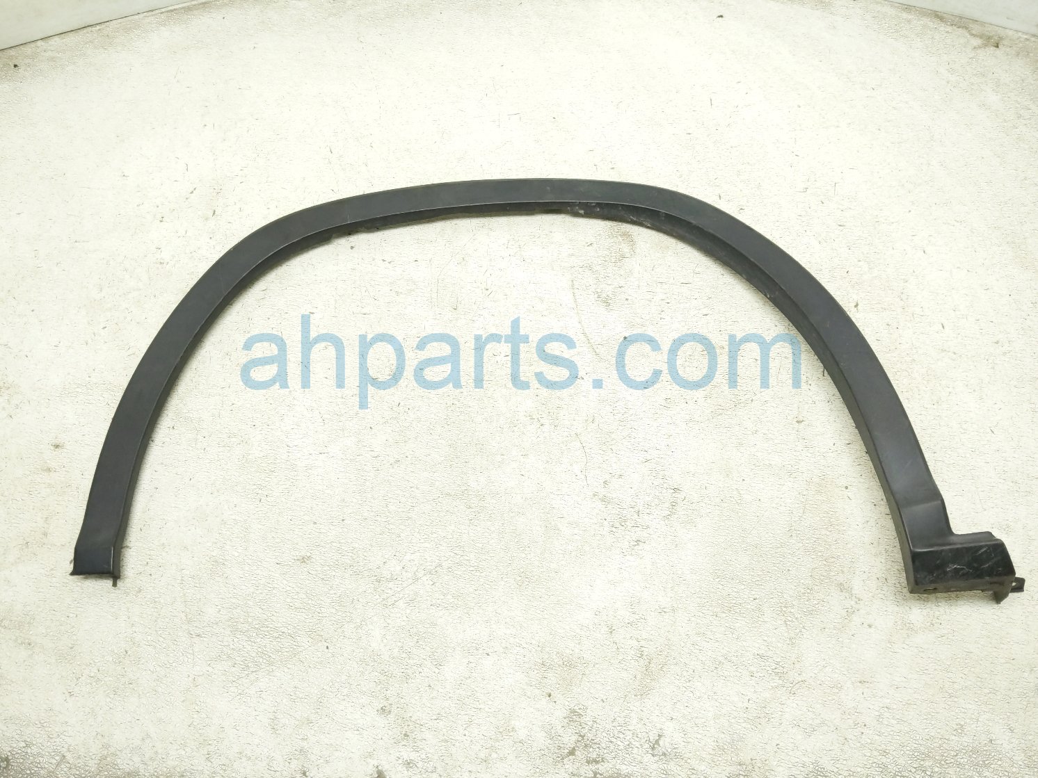 Front driver WHEEL OPENING MOLDING - WHITE