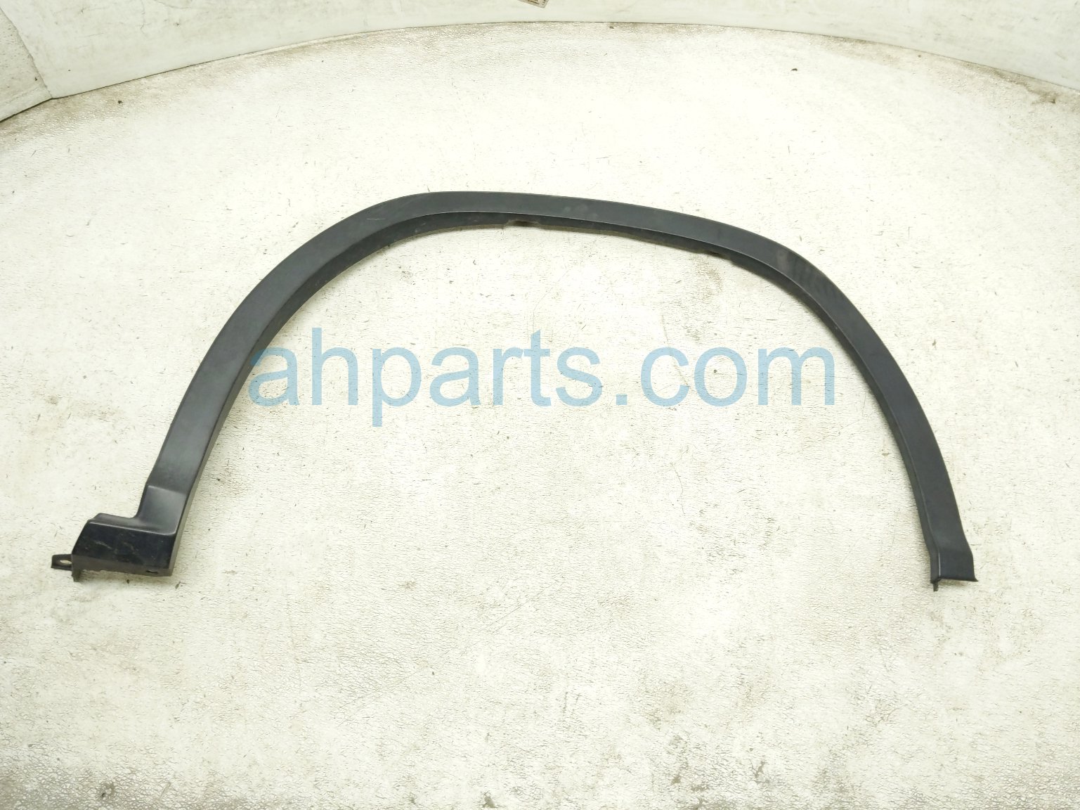 Front passenger WHEEL OPENING MOLDING - WHITE