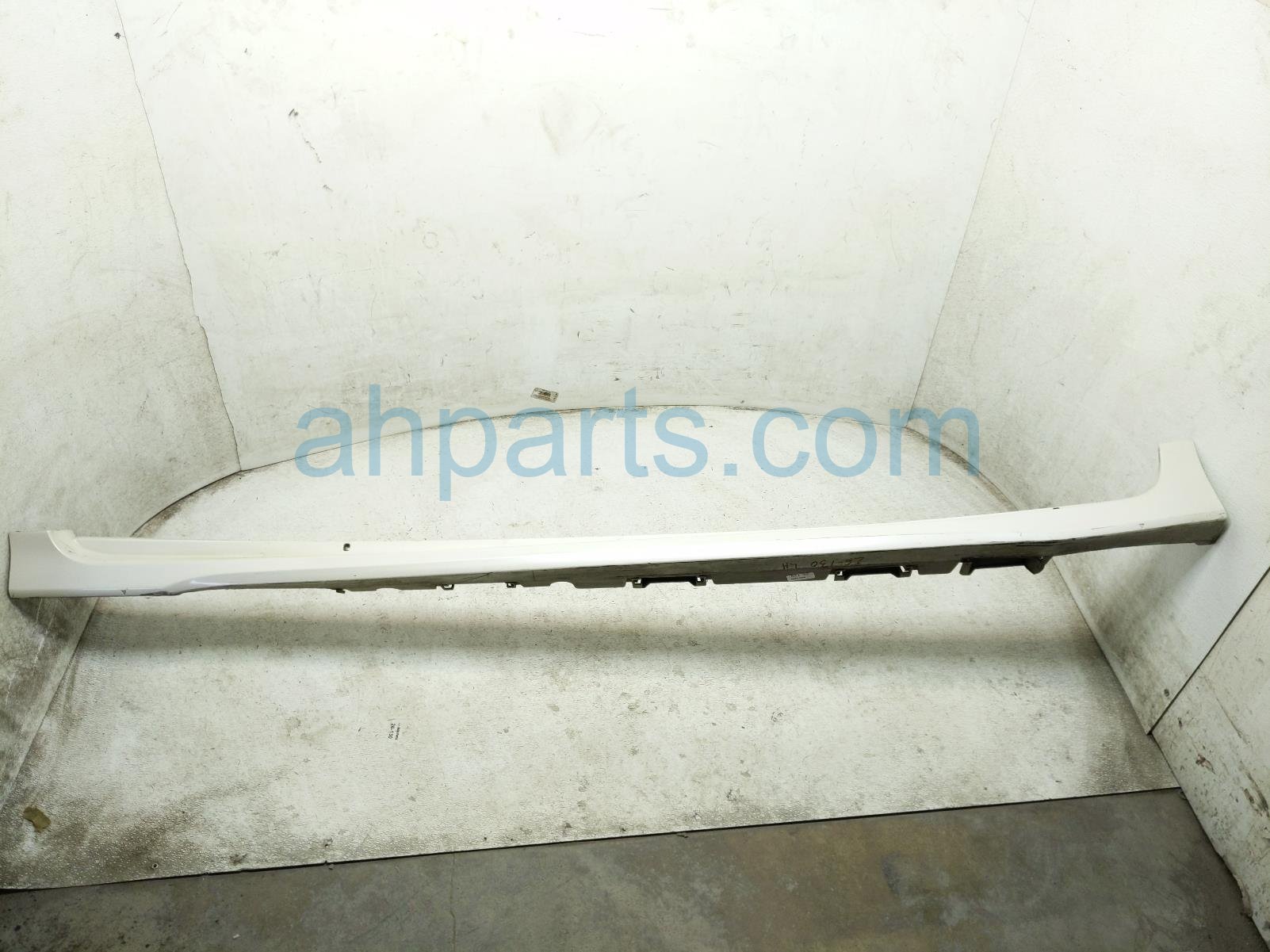 Toyota LH SIDE SKIRT / MOLDING - WHITE XLE