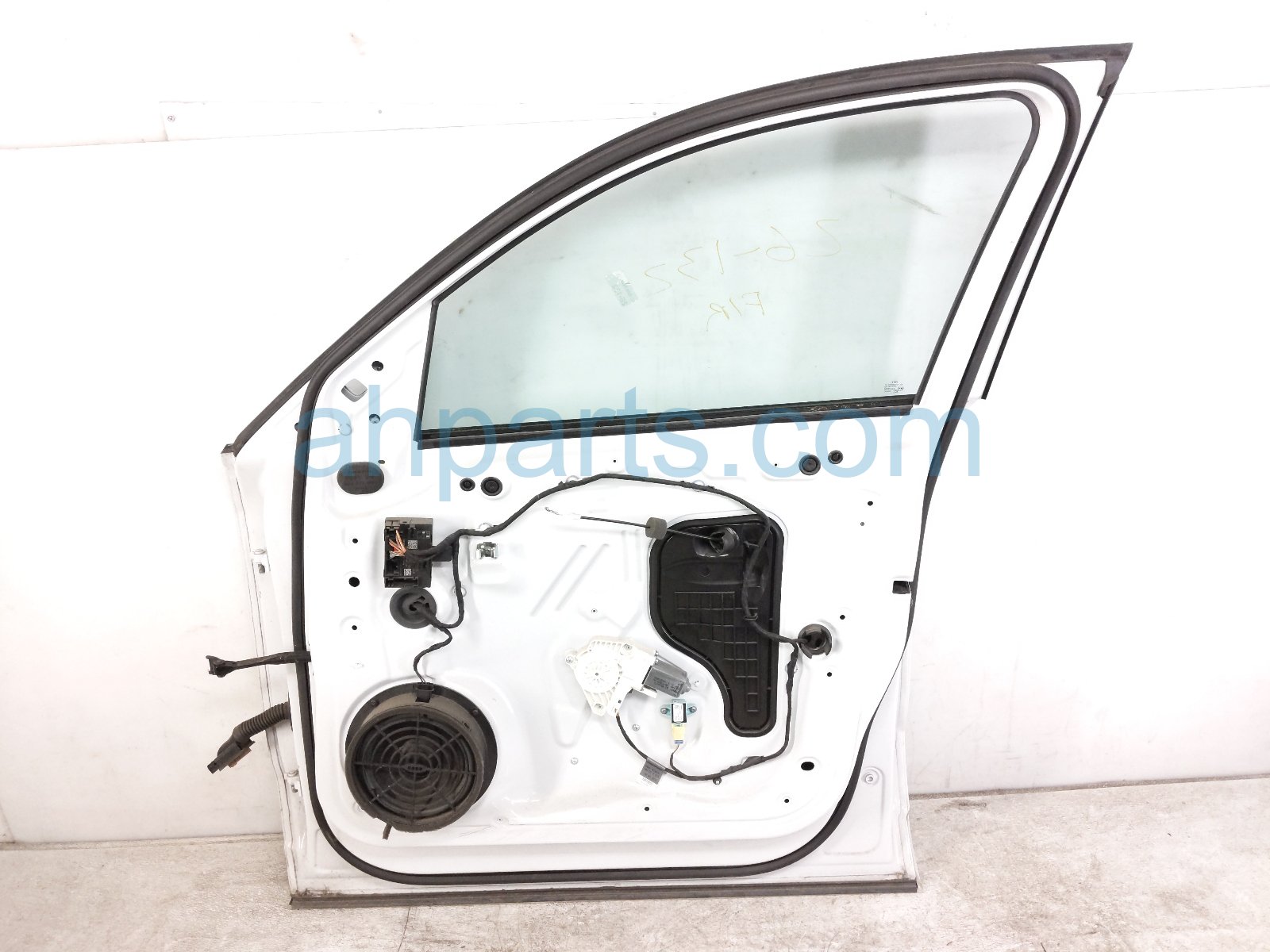 2015 Audi Q5 Audi Front Passenger Door White No Mirror/trim* 8R0 831 052 E Replacement 2015 Audi Q5 Audi Front Passenger Door White No Mirror/trim* 8R0 831 052 E Replacement thumbnail