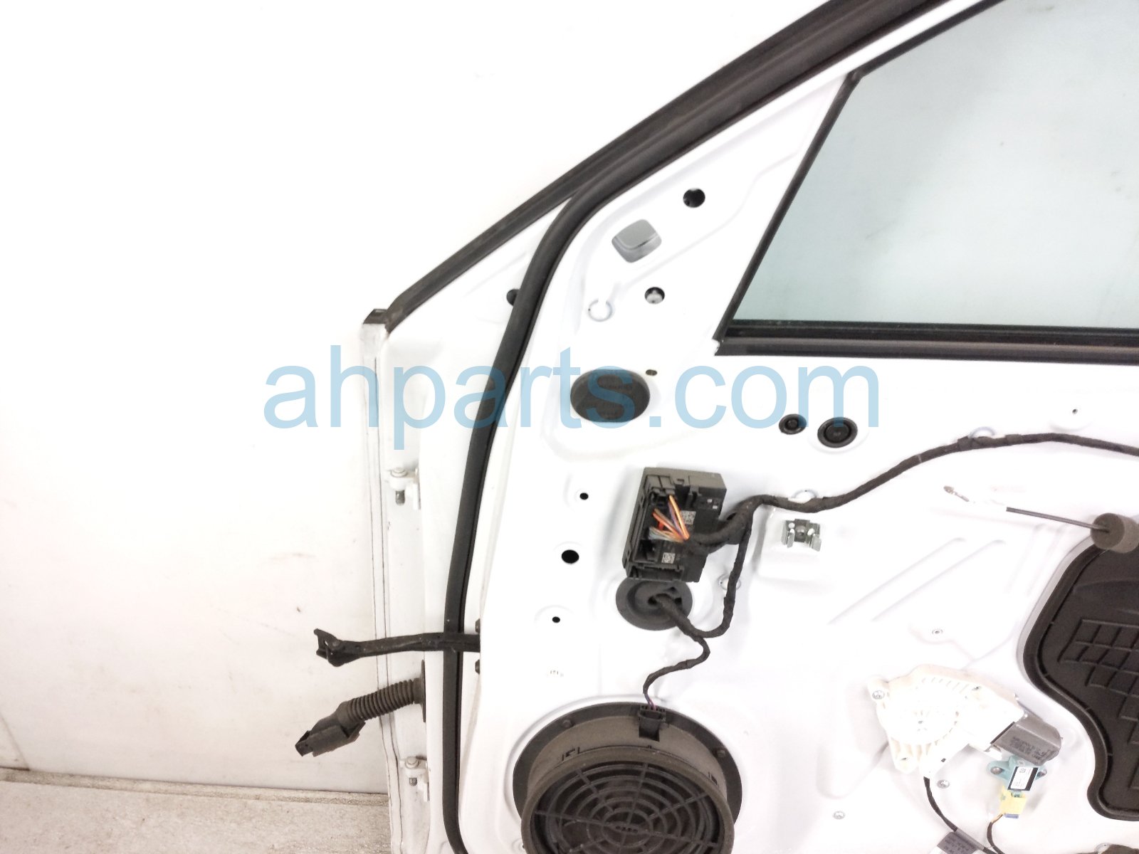 2015 Audi Q5 Audi Front Passenger Door White No Mirror/trim* 8R0 831 052 E Replacement 2015 Audi Q5 Audi Front Passenger Door White No Mirror/trim* 8R0 831 052 E Replacement thumbnail