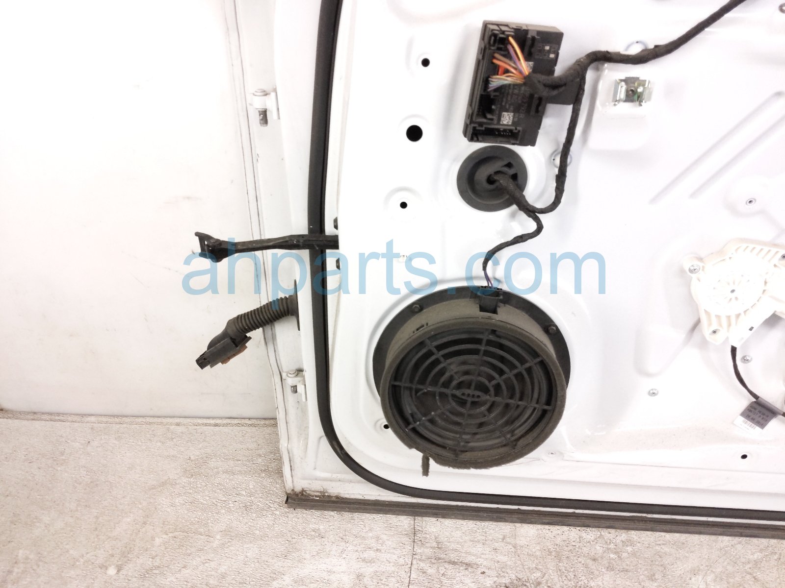 2015 Audi Q5 Audi Front Passenger Door White No Mirror/trim* 8R0 831 052 E Replacement 2015 Audi Q5 Audi Front Passenger Door White No Mirror/trim* 8R0 831 052 E Replacement thumbnail