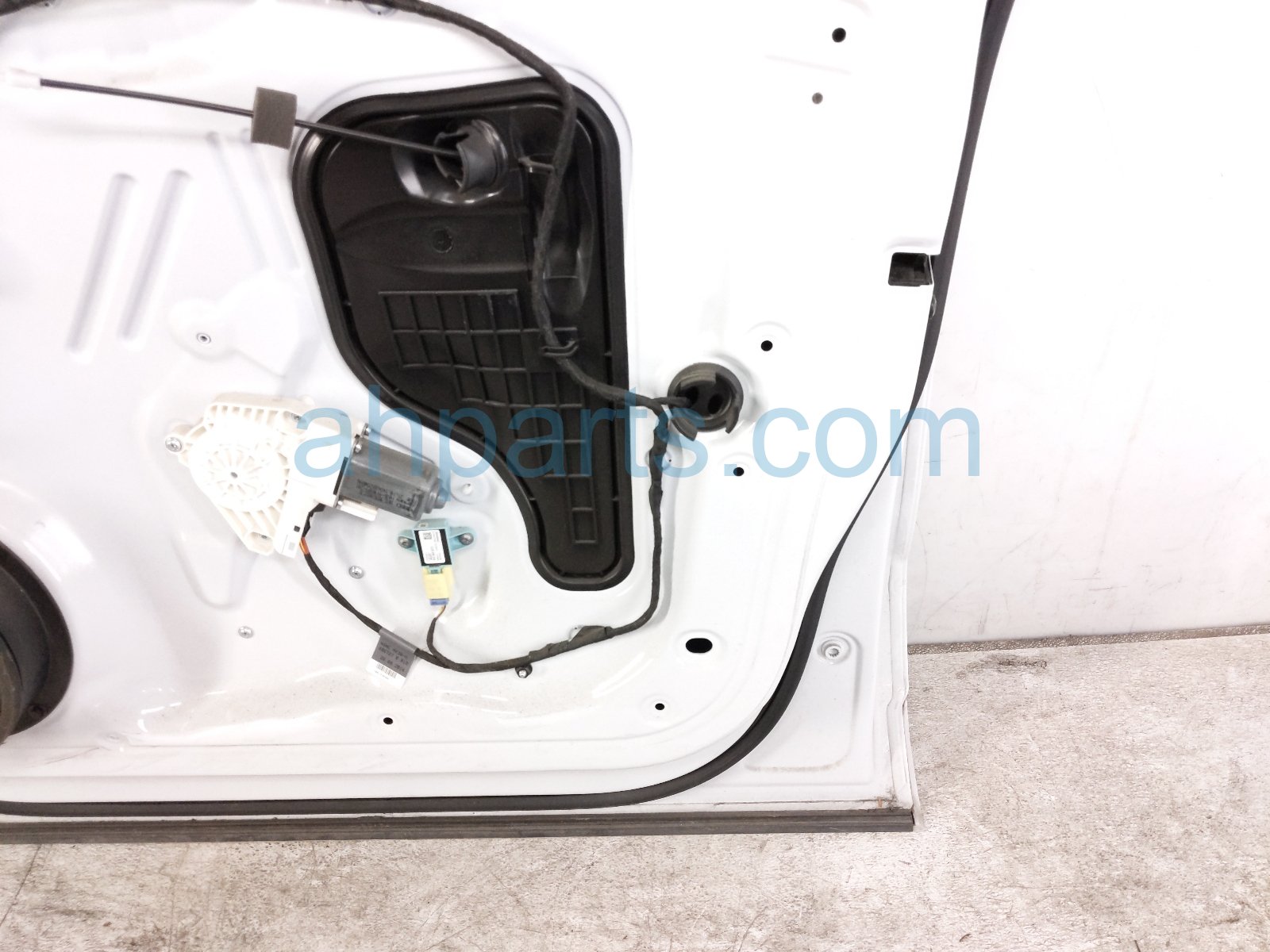 2015 Audi Q5 Audi Front Passenger Door White No Mirror/trim* 8R0 831 052 E Replacement 2015 Audi Q5 Audi Front Passenger Door White No Mirror/trim* 8R0 831 052 E Replacement thumbnail