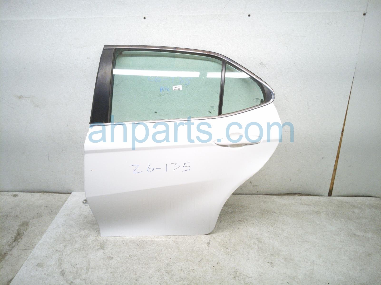 Toyota RR/LH DOOR - WHITE - NO INSIDE TRIM
