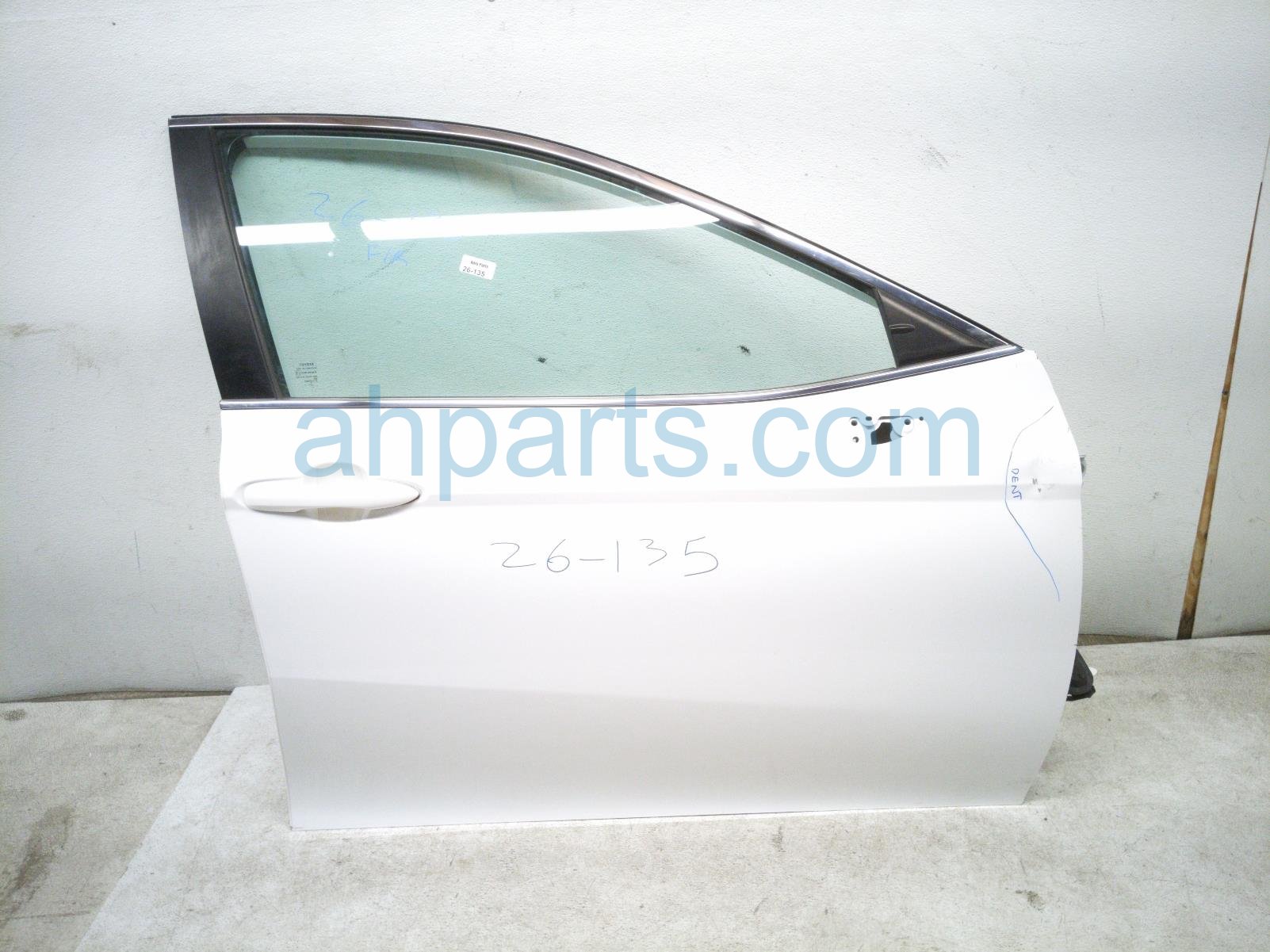 Toyota FR/RH DOOR - WHITE - NO MIRROR/TRIM*