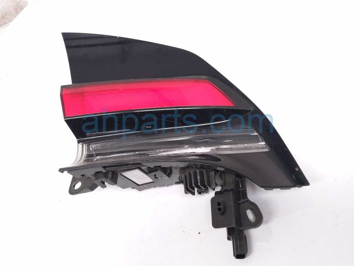 Toyota RH TAIL LAMP (ON BODY)