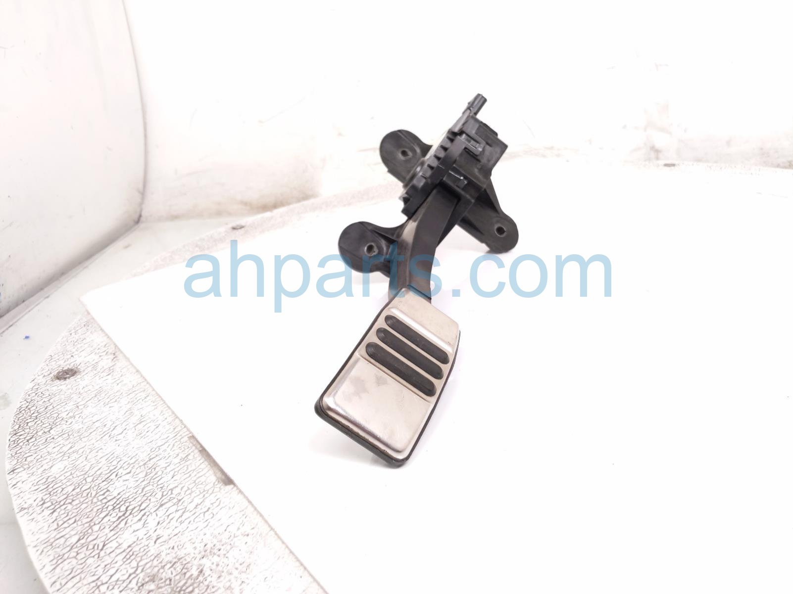 2024 Ford Mustang Gas / Accelerator Pedal Assy Fl CR33 9F836 AD Replacement 2024 Ford Mustang Gas / Accelerator Pedal Assy Fl CR33 9F836 AD Replacement thumbnail