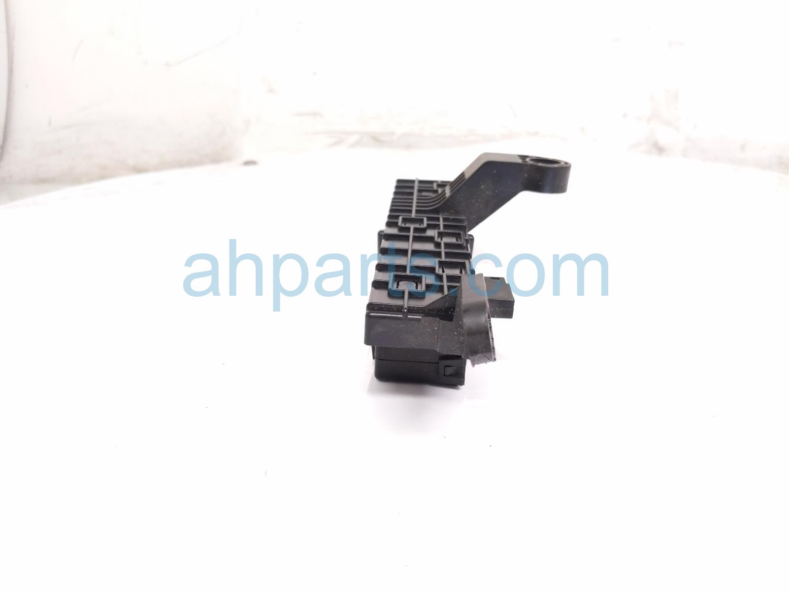 2024 Ford Mustang Keys & Tpms Receiver Rear Passenger ML3T 15K619 WB Replacement 2024 Ford Mustang Keys & Tpms Receiver Rear Passenger ML3T 15K619 WB Replacement thumbnail