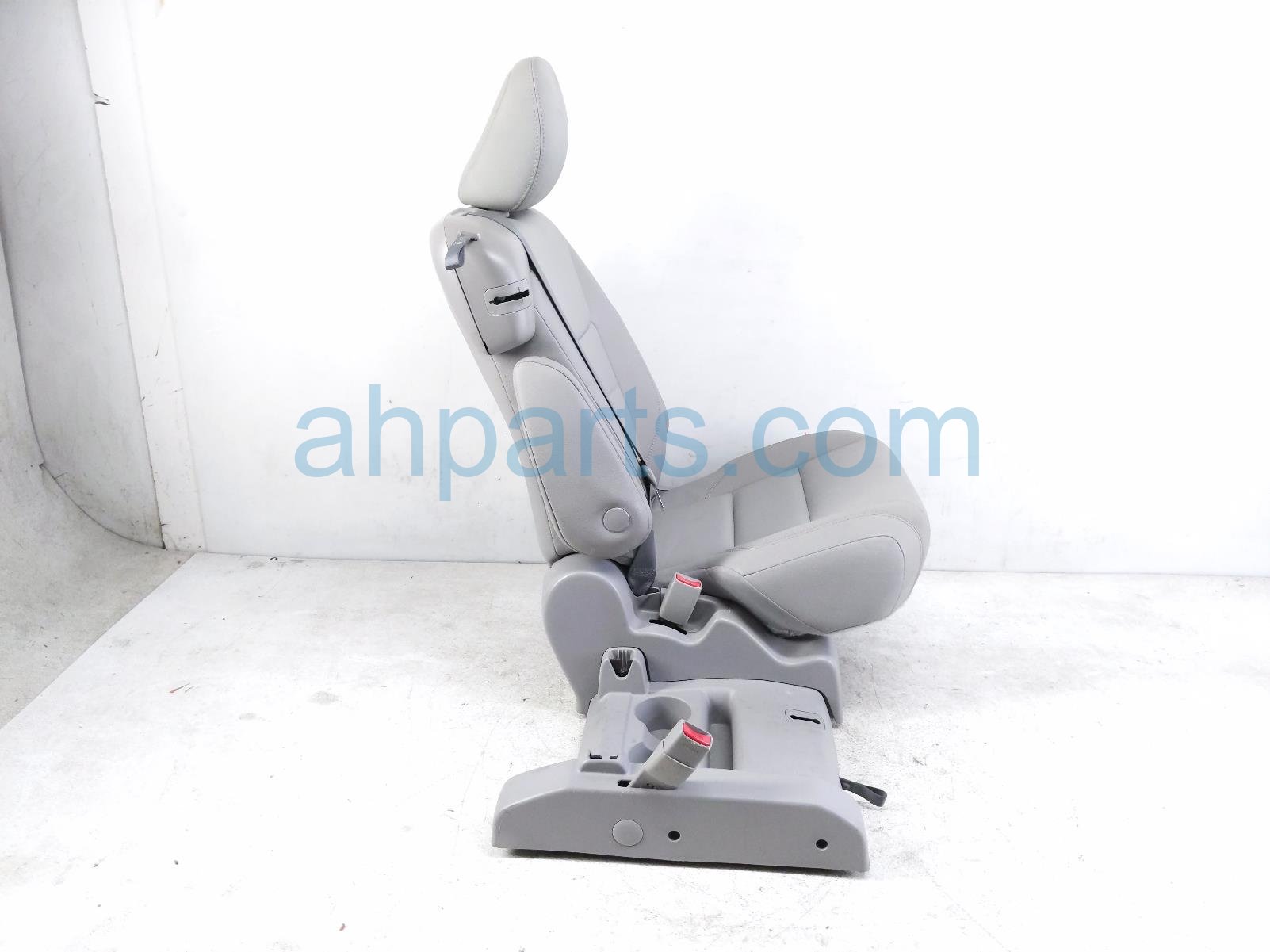 2018 Toyota Sienna Rear / Back (2nd Row) 2nd Row Driver Seat Assy Grey Lthr 71078 08041 B4 Replacement 2018 Toyota Sienna Rear / Back (2nd Row) 2nd Row Driver Seat Assy Grey Lthr 71078 08041 B4 Replacement thumbnail