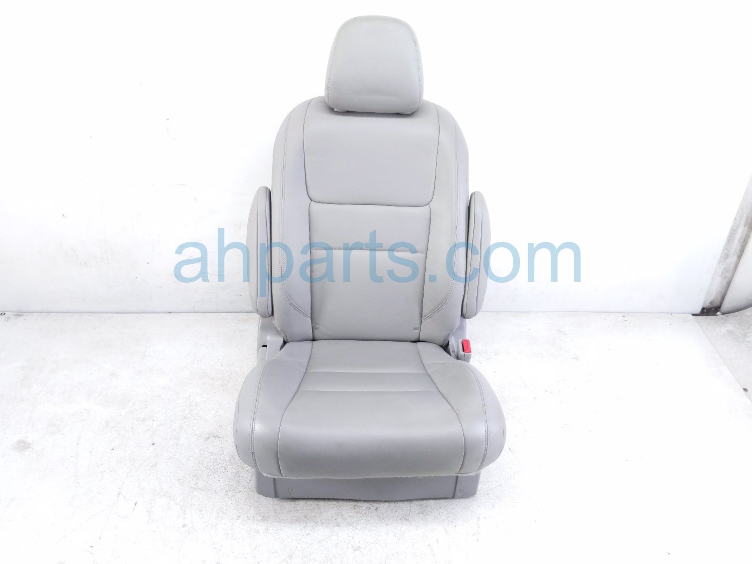 Toyota 2ND ROW RH SEAT ASSY - GREY LTHR Toyota 2ND ROW RH SEAT ASSY - GREY LTHR