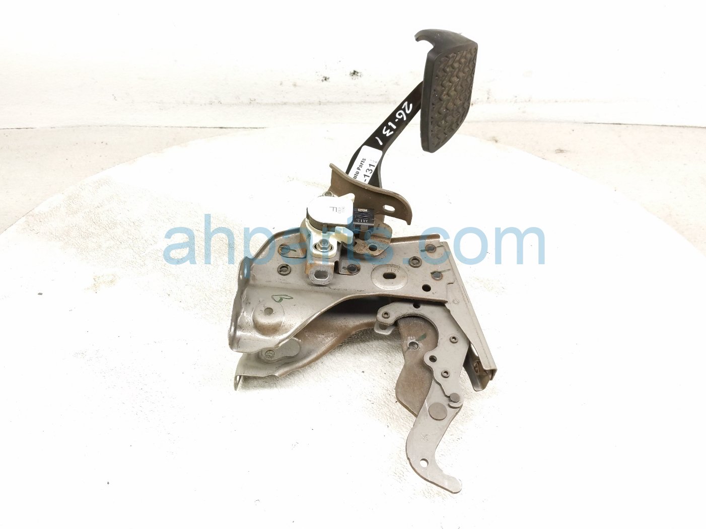 2023 Toyota Sienna Brake Pedal Assy 2.5l Hybrid 4712152010 Replacement 2023 Toyota Sienna Brake Pedal Assy 2.5l Hybrid 4712152010 Replacement thumbnail