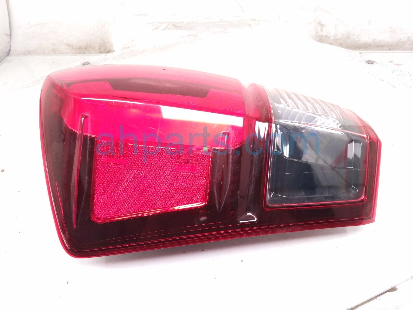 Toyota LH TAIL LAMP (ON BODY)