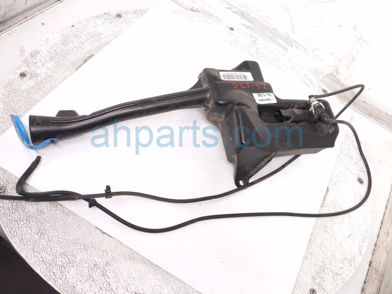 Honda WINDSHIELD WASHER RESERVOIR W/PUMP