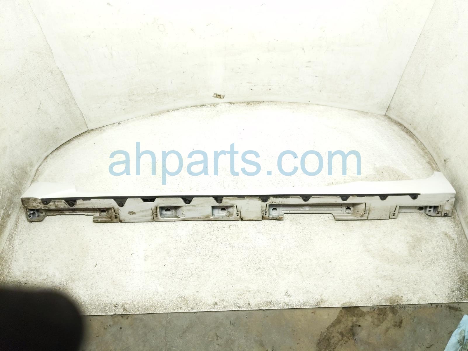 Lexus LH SIDE SKIRT / MOLDING - WHITE