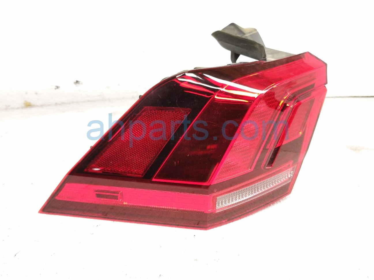 2024 Volkswagen Tiguan Light / Rear Driver Tail Lamp (on Body) 5NN 945 095 A Replacement 2024 Volkswagen Tiguan Light / Rear Driver Tail Lamp (on Body) 5NN 945 095 A Replacement thumbnail