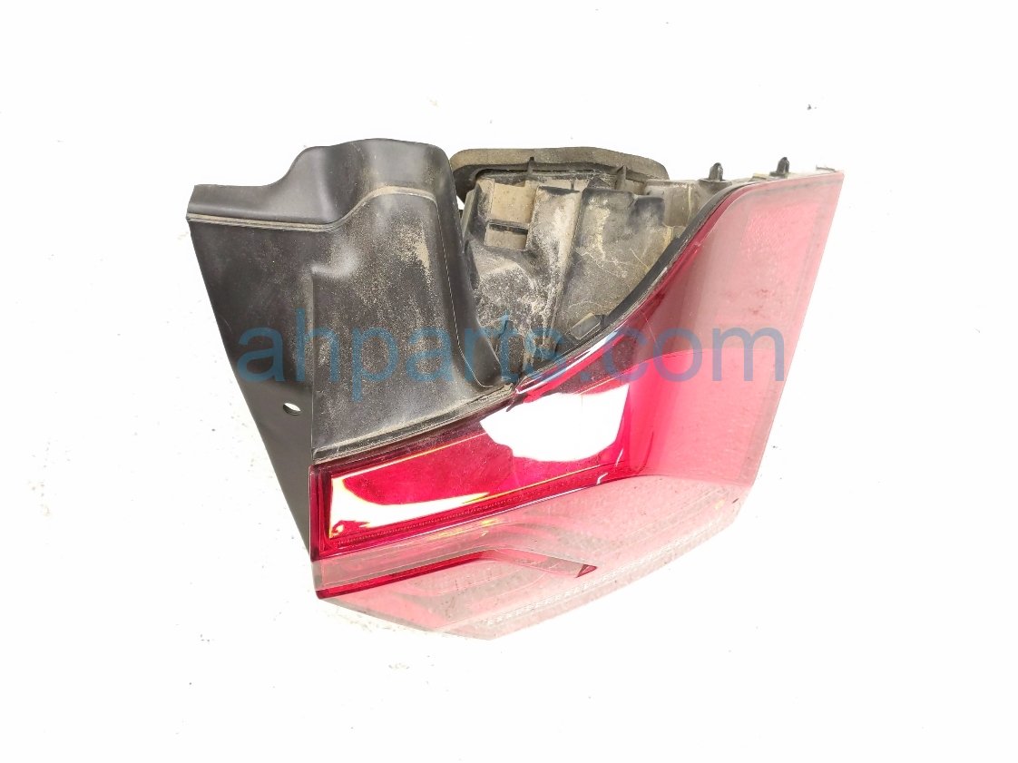 Volkswagen RH TAIL LAMP (ON BODY)