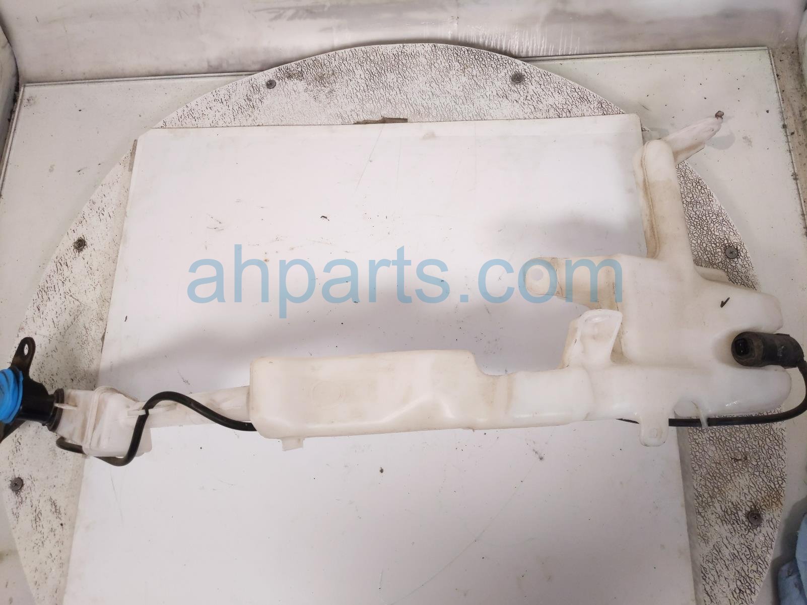Honda WINDSHIELD WASHER RESERVOIR TANK