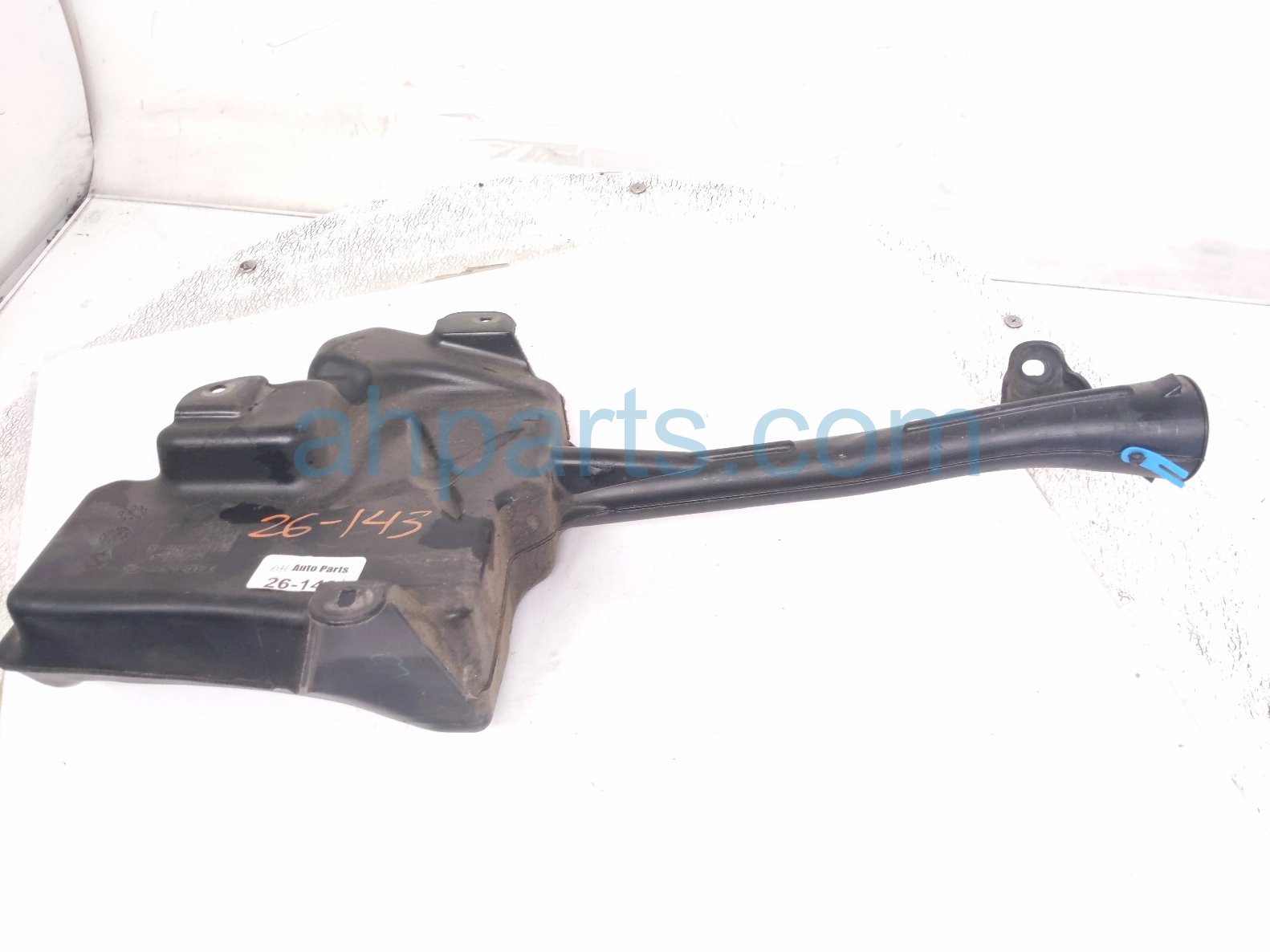 Honda WINDSHIELD WASHER RESERVOIR W/PUMP