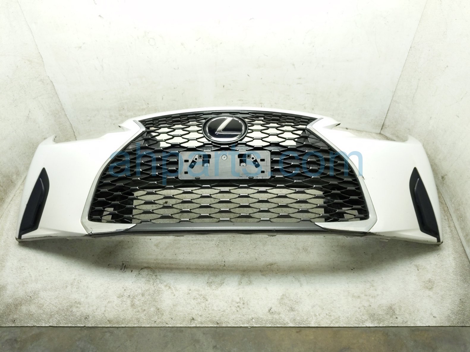 Lexus FRONT BUMPER COVER W/GRILLE - WHITE