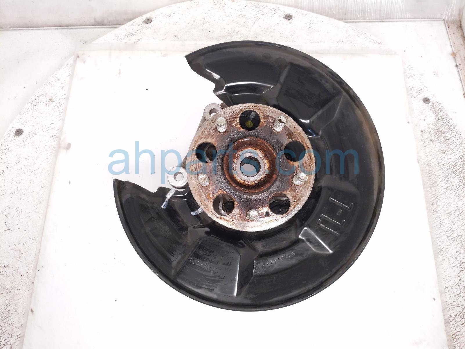 Honda RR/LH SPINDLE KNUCKLE HUB - AWD