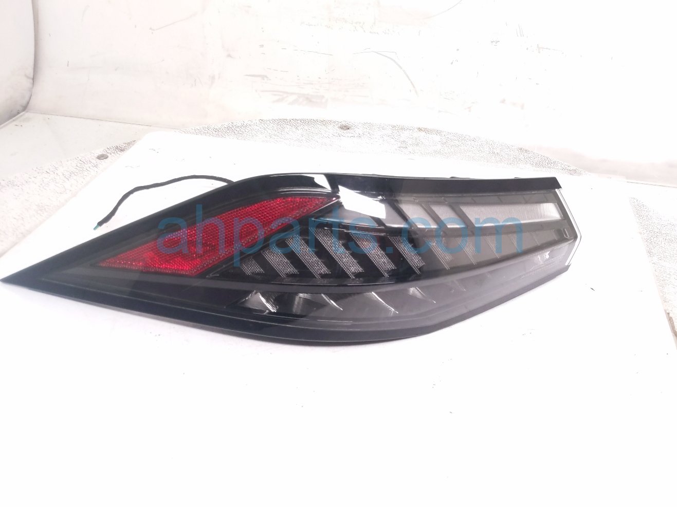 Nissan LH TAIL LAMP (ON BODY)
