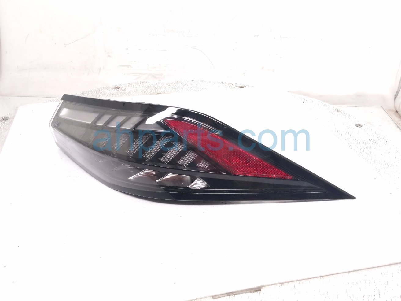 Nissan RH TAIL LAMP (ON BODY)