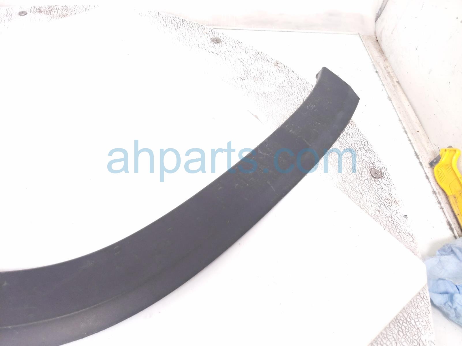 Rear driver WHEEL OPENING MOLDING - GREY