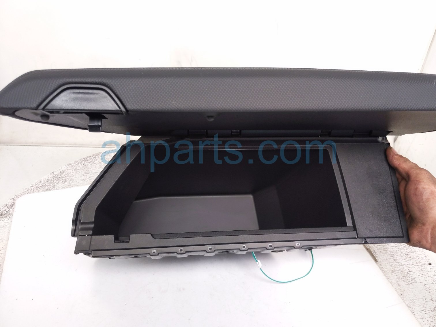 2026 Chevy Equinoxev Center Console Lid/armrest Black 85075707 Replacement 2026 Chevy Equinoxev Center Console Lid/armrest Black 85075707 Replacement thumbnail