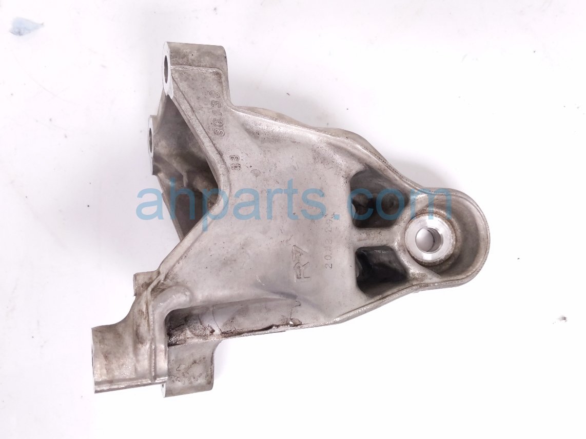Lexus RH SIDE ENGINE MOUNT W/BRACKET -2.0L